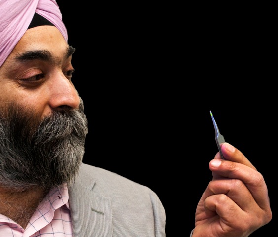 Ocular CEO Amar Sawhney—Holding the Company&#39;s Tiny Drug Delivery Device for the Eye— - dsc_3736b